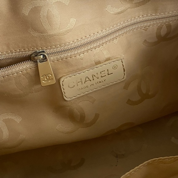 Authentic Vintage Chanel Bag - Picture 7 of 9